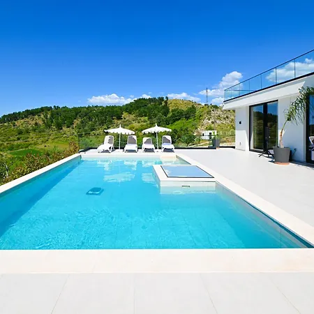 Villa 30 Luxury Place Vlore